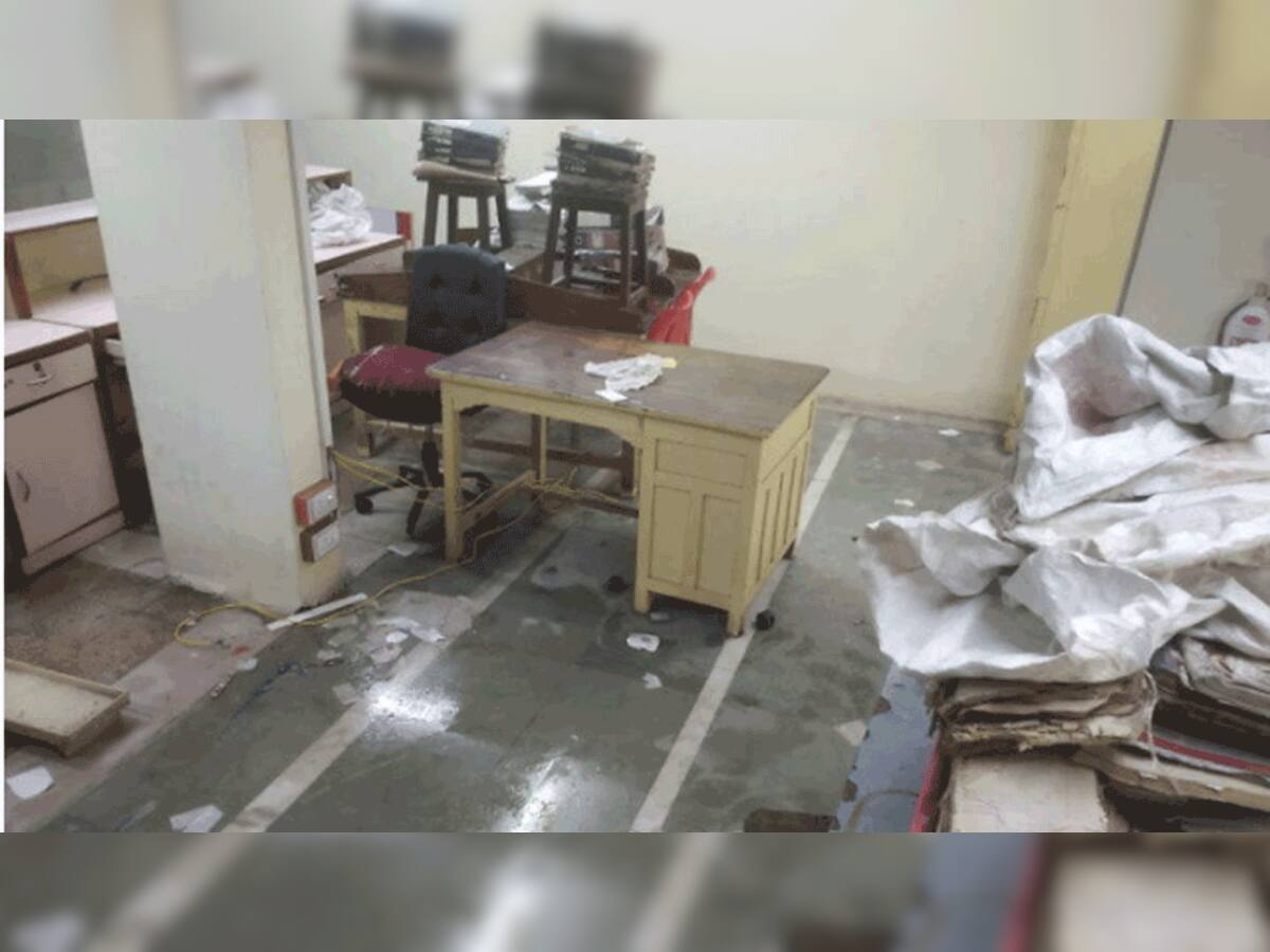 વડોદરા: કારેલીબાગ પોસ્ટ ઓફીસમાં વરસાદના પાણી ભરાયા,અનેક ડોક્યુમેન્ટ્સ પલળી ગયા