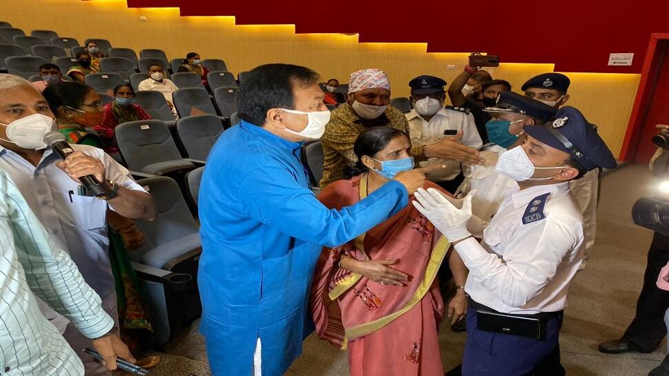 રાજકોટ મનપાની સામાન્ય સભામાં હંગામો, કોંગ્રેસે બેનરો સાથે કર્યો વિરોધ રાજકોટ મનપાની સામાન્ય સભામાં હંગામો, કોંગ્રેસે બેનરો સાથે કર્યો વિરોધ