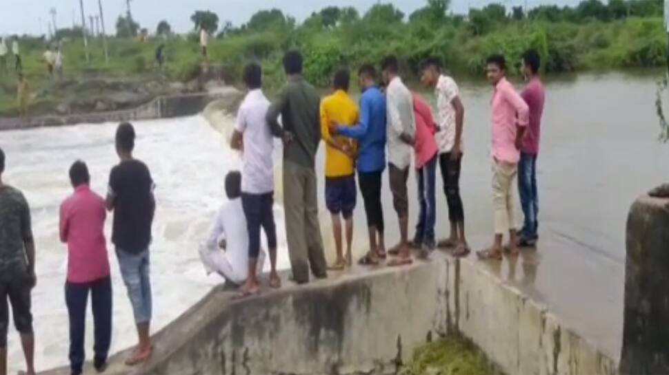ગીર સોમનાથ: ગીરગઢડાના કાજરડી ગામે ગણેશ વિસર્જન દરમિયાન 3 યુવાનો તણાયા ગીર સોમનાથ: ગીરગઢડાના કાજરડી ગામે ગણેશ વિસર્જન દરમિયાન 3 યુવાનો તણાયા