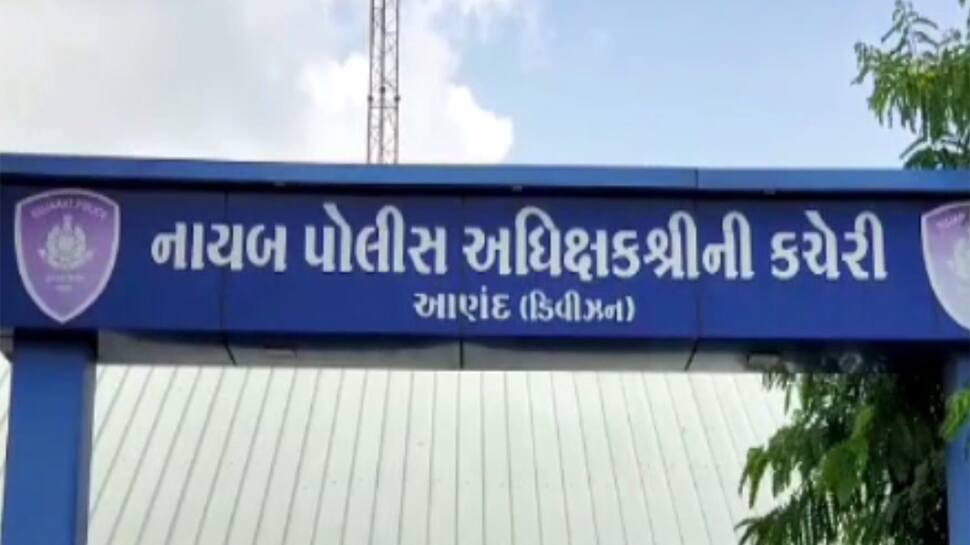 નડીયાદનો યુવક પત્ની સાથે છેતરપિંડી કરીને લંડન ભાગી ગયો, વિધર્મી યુવતી સાથે હતું ચક્કકર પછી... નડીયાદનો યુવક પત્ની સાથે છેતરપિંડી કરીને લંડન ભાગી ગયો, વિધર્મી યુવતી સાથે હતું ચક્કકર પછી...