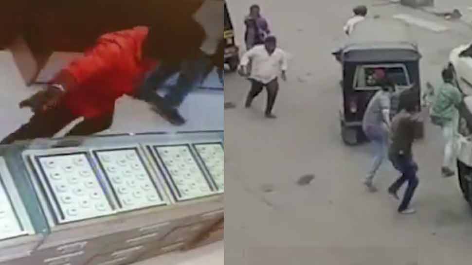ભરૂચ: જ્વેલરી શોપમાં ઘૂસ્યા 4 લૂંટારા, ભરબપોરે ફાયરિંગ કરતા ફિલ્મ દ્વશ્યો સર્જાયા ભરૂચ: જ્વેલરી શોપમાં ઘૂસ્યા 4 લૂંટારા, ભરબપોરે ફાયરિંગ કરતા ફિલ્મ દ્વશ્યો સર્જાયા