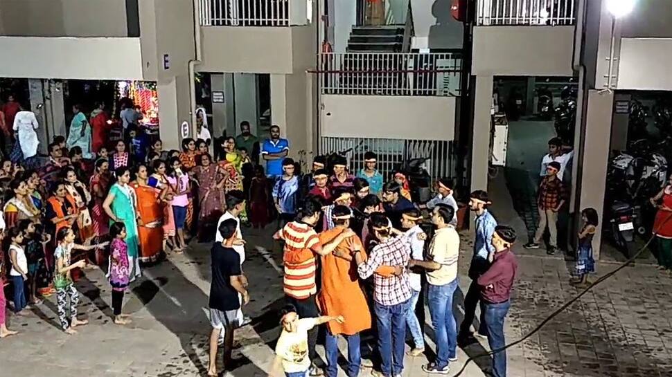 દાવાનળની જેમ અમદાવાદમાં ફેલાયો કોરોના, માત્ર બોડકદેવ-ચાંદલોડિયામાં જ 452 કેસ દાવાનળની જેમ અમદાવાદમાં ફેલાયો કોરોના, માત્ર બોડકદેવ-ચાંદલોડિયામાં જ 452 કેસ