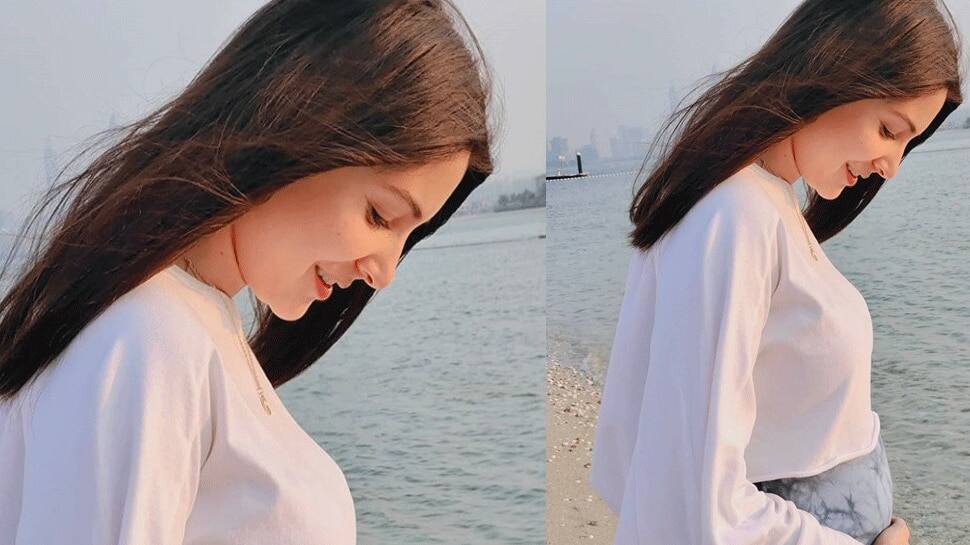Anushka Sharma શેર કરી 'બેબી બંપ'ની તસવીરો, વિરાટે કહી દિલને સ્પર્શી જાય એવી વાત Anushka Sharma શેર કરી 'બેબી બંપ'ની તસવીરો, વિરાટે કહી દિલને સ્પર્શી જાય એવી વાત
