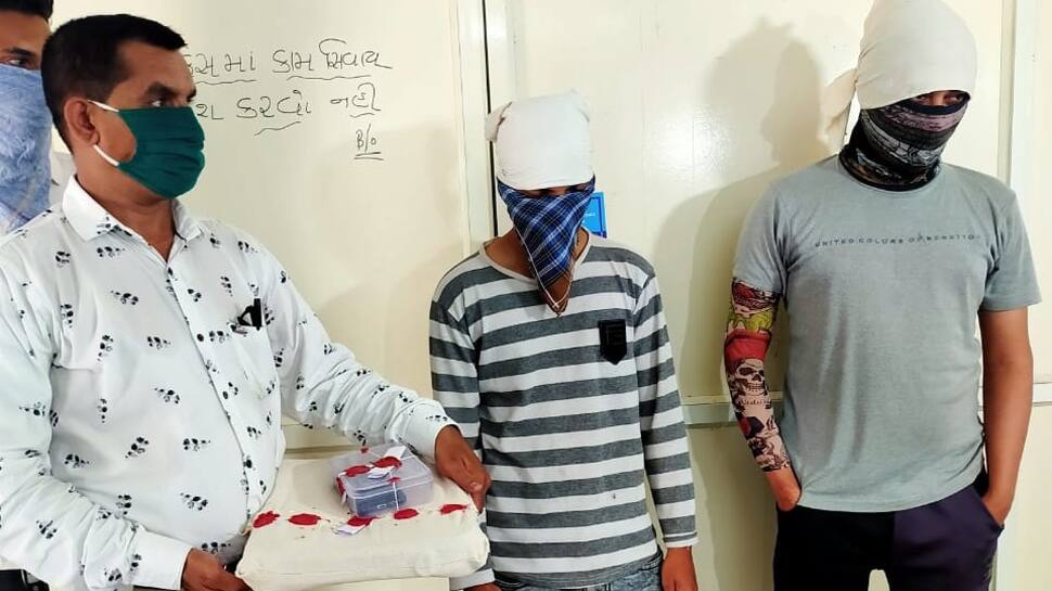 પહેલાં પ્રેમીપંખીડાઓથી પંકાયેલું રિવરફ્રન્ટ મેદાન હવે વિદેશી નાગરિકોને છેતરવાનું એપી સેન્ટર બન્યું પહેલાં પ્રેમીપંખીડાઓથી પંકાયેલું રિવરફ્રન્ટ મેદાન હવે વિદેશી નાગરિકોને છેતરવાનું એપી સેન્ટર બન્યું