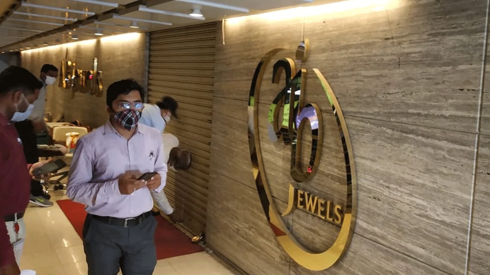 અમદાવાદ: કોર્પોરેશન લડાયક મુડમાં કોરોના નિયમોના ભંગ બદલ AB જ્વેલર્સ સીલ અમદાવાદ: કોર્પોરેશન લડાયક મુડમાં કોરોના નિયમોના ભંગ બદલ AB જ્વેલર્સ સીલ