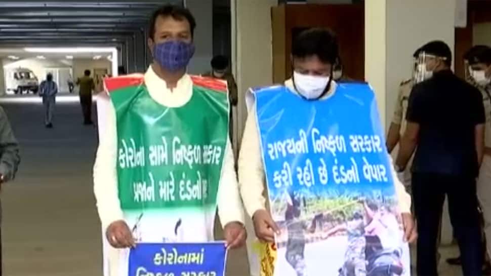 ગુજરાત વિધાનસભા સત્ર: બેનરો સાથે સંકુલ પ્રવેશ્યા કોંગ્રેસી ધારાસભ્યો ગુજરાત વિધાનસભા સત્ર: બેનરો સાથે સંકુલ પ્રવેશ્યા કોંગ્રેસી ધારાસભ્યો