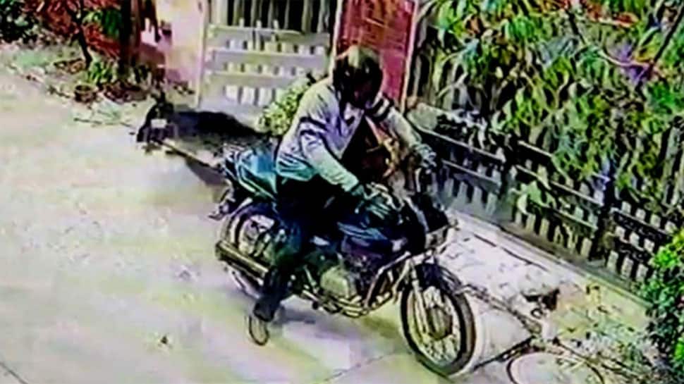 અમદાવાદ: 2 IPS અધિકારીઓનાં બાજુના બંગ્લામાં રહેતા ડોક્ટરના ઘરેથી ધોળા દિવસે થઇ લૂંટ અમદાવાદ: 2 IPS અધિકારીઓનાં બાજુના બંગ્લામાં રહેતા ડોક્ટરના ઘરેથી ધોળા દિવસે થઇ લૂંટ