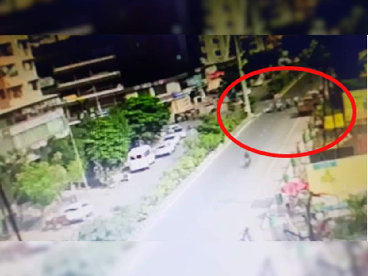 સુરત : રોંગ સાઈડથી રસ્તો ક્રોસ કરી રહેલી મહિલાએ ચાર વાહનોને અડફેટે લીધા, CCTV 