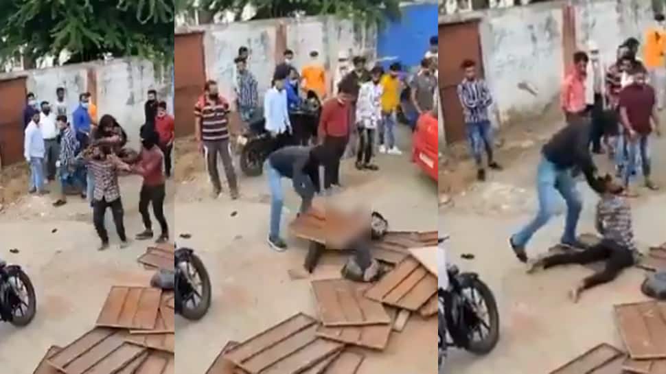 VIDEO: ગરીબ ડ્રાઈવર પર ગુંડાઓએ કાઢ્યું જોર, ગડદાપાટુ માર મારી બેભાન કર્યો..છતાં મારતા રહ્યા VIDEO: ગરીબ ડ્રાઈવર પર ગુંડાઓએ કાઢ્યું જોર, ગડદાપાટુ માર મારી બેભાન કર્યો..છતાં મારતા રહ્યા