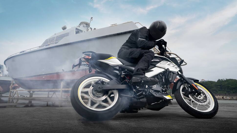 Bajaj Auto એ લોન્ચ કર્યું Pulsar NS અને RS નું નવું વર્જન, આટલી છે કિંમત Bajaj Auto એ લોન્ચ કર્યું Pulsar NS અને RS નું નવું વર્જન, આટલી છે કિંમત
