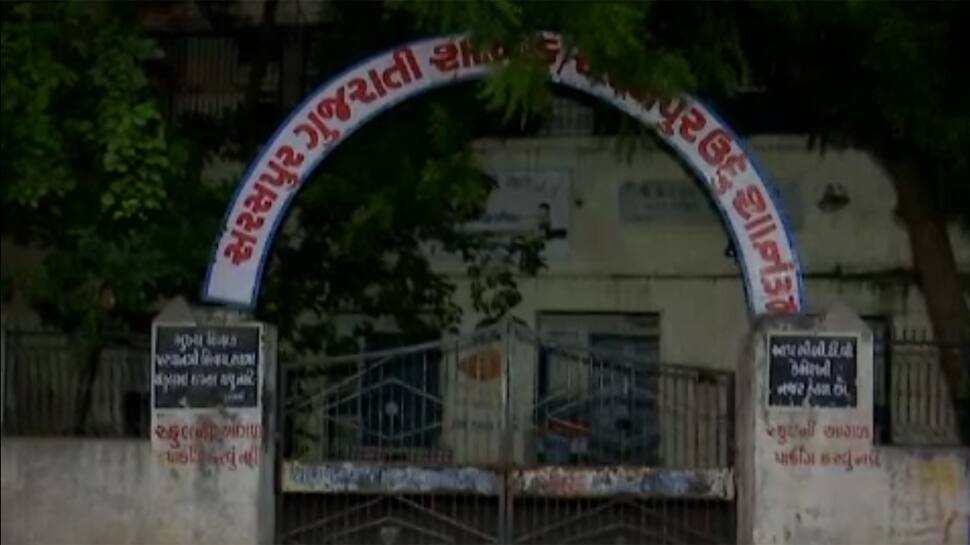 અમદાવાદ: સરકારી શાળામાં પડ્યો હતો લાખો રૂપિયાનો દારૂ, વિદ્યાર્થીઓને ખબર પડી અને... અમદાવાદ: સરકારી શાળામાં પડ્યો હતો લાખો રૂપિયાનો દારૂ, વિદ્યાર્થીઓને ખબર પડી અને...