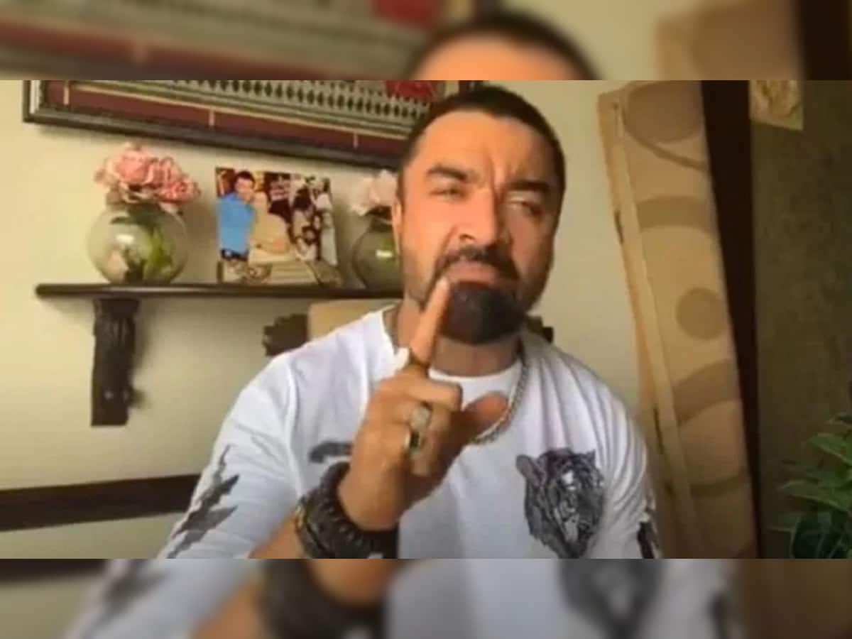 એજાઝ ખાનનો પંડિતોને 'ગાળો' બોલતો VIDEO વાયરલ, લોકોમાં આક્રોશ, ધરપકડની માગણી 