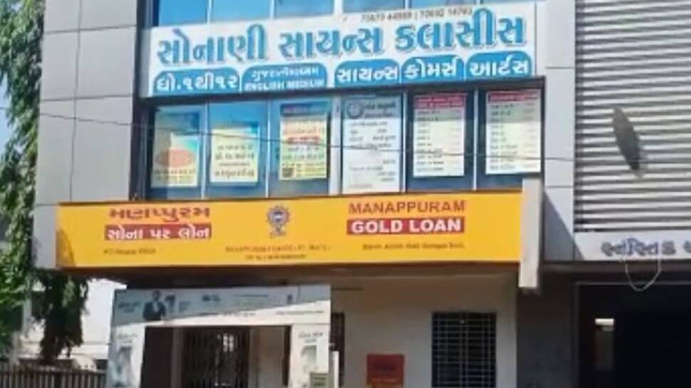 સુરત: ટ્યુશન ક્લાસ સંચાલકે ક્લાસમાં જ જુગારખાનું ચાલુ કર્યું, જુગારીઓને બનાવ્યા વિદ્યાર્થી સુરત: ટ્યુશન ક્લાસ સંચાલકે ક્લાસમાં જ જુગારખાનું ચાલુ કર્યું, જુગારીઓને બનાવ્યા વિદ્યાર્થી