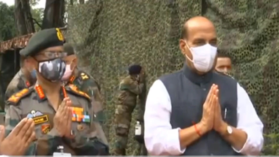 રક્ષામંત્રી રાજનાથ સિંહે કરી શસ્ત્ર પૂજા, જવાનો સાથે ઉજવ્યો વિજયાદશમીનો તહેવાર