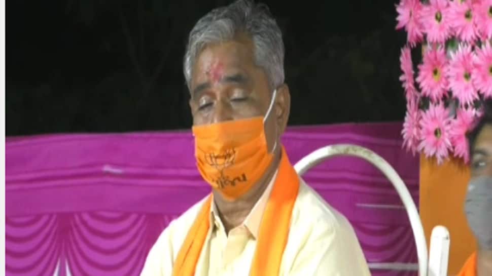 સાંસદ અને Dy.CM નીતિન પટેલ પ્રચાર કરતા રહ્યા અને ઉમેદવાર સ્ટેજ પર જ ઉંઘી ગયા સાંસદ અને Dy.CM નીતિન પટેલ પ્રચાર કરતા રહ્યા અને ઉમેદવાર સ્ટેજ પર જ ઉંઘી ગયા