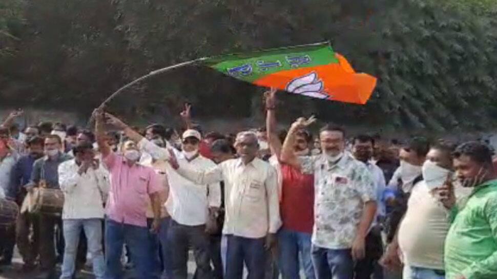 કરજણમાં અક્ષય પટેલની ભવ્ય જીત, સોશિયલ ડિસ્ટન્સના ધજાગરા ઉડાવીને કાર્યકર્તાઓએ ખુશી ઉજવી કરજણમાં અક્ષય પટેલની ભવ્ય જીત, સોશિયલ ડિસ્ટન્સના ધજાગરા ઉડાવીને કાર્યકર્તાઓએ ખુશી ઉજવી