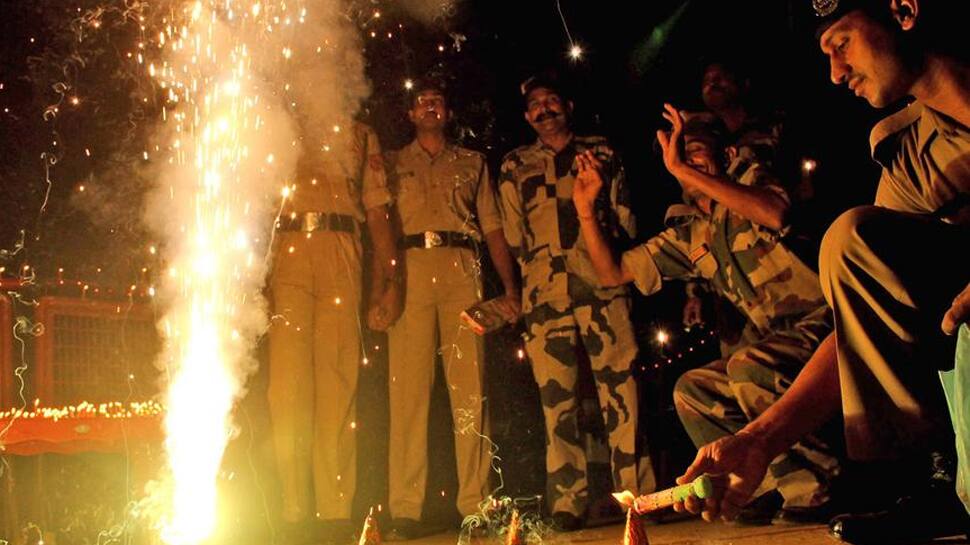 દિવાળી સમયે પોલીસ દ્વારા કરવામાં આવી ખાસ વ્યવસ્થા, નાગરિકોને કરવામાં આવી અપીલ દિવાળી સમયે પોલીસ દ્વારા કરવામાં આવી ખાસ વ્યવસ્થા, નાગરિકોને કરવામાં આવી અપીલ