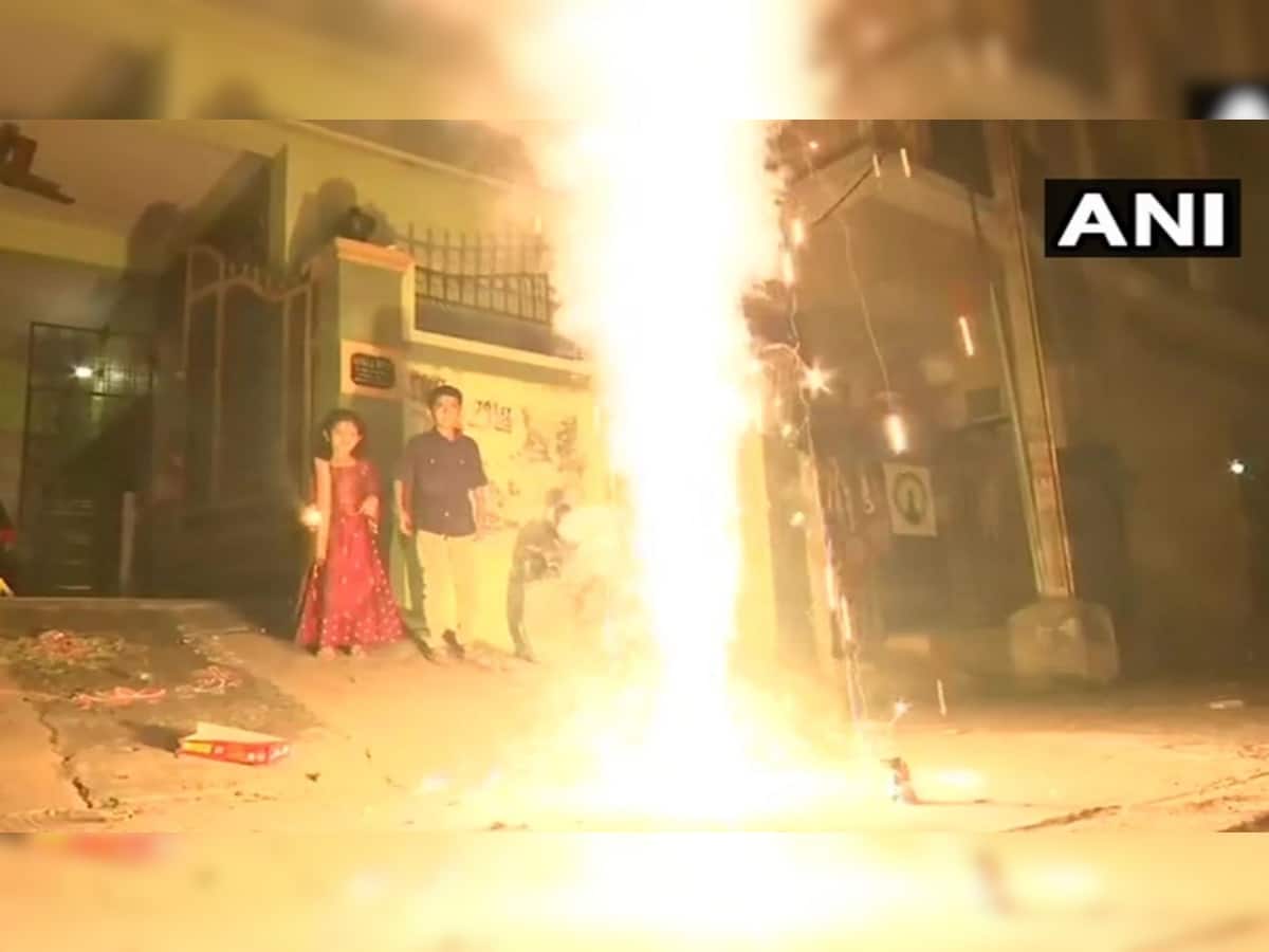 Diwali 2020: દેશભરમાં ધામધૂમથી દિવાળીની ઉજવણી, પ્રતિબંધ છતાં લોકોએ ફોડ્યા ફટાકડા