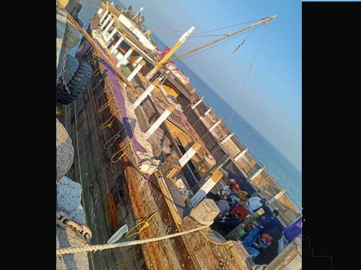 દ્વારકાના દરિયામાંથી મળ્યું શંકાસ્પદ જહાજ, 13 ક્રૂની કોસ્ટગાર્ડે આદરી પુછપરછ દ્વારકાના દરિયામાંથી મળ્યું શંકાસ્પદ જહાજ, 13 ક્રૂની કોસ્ટગાર્ડે આદરી પુછપરછ