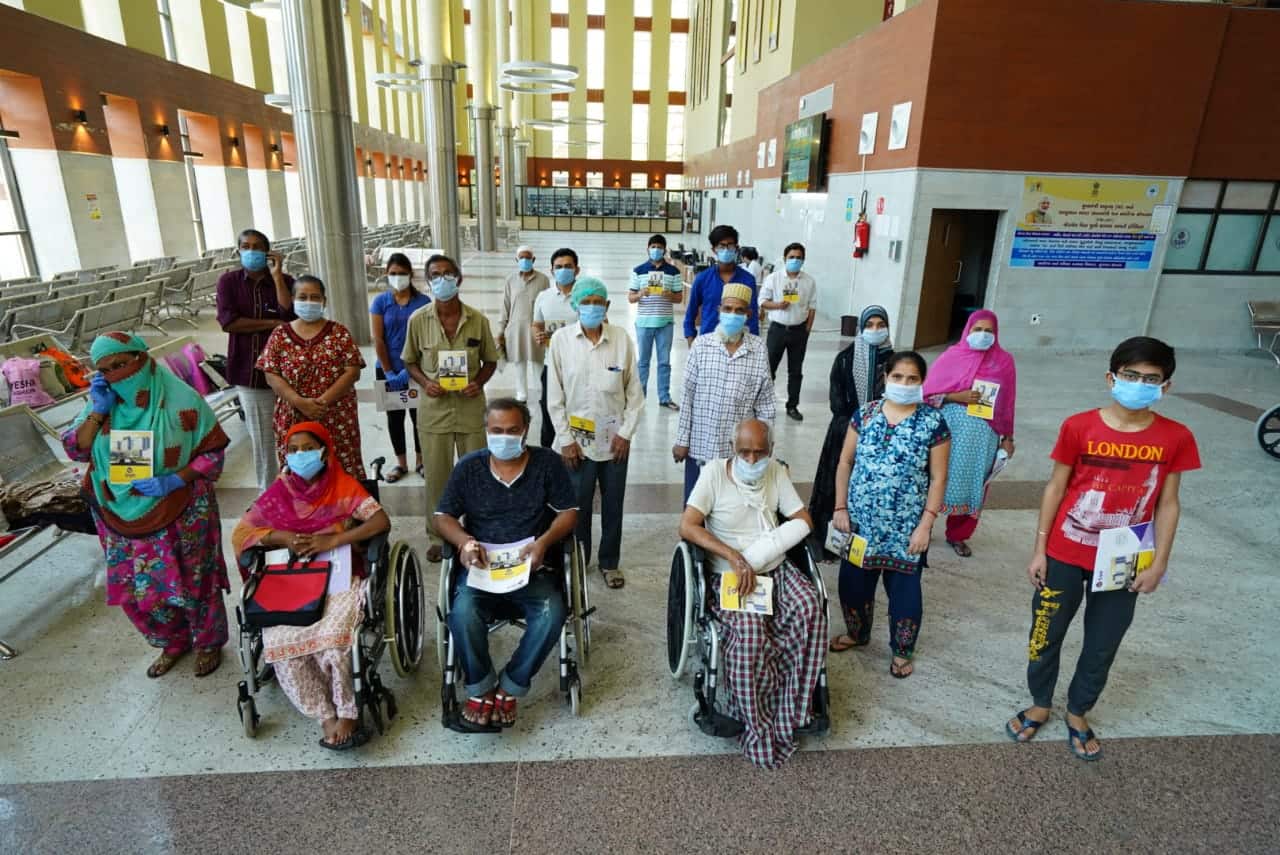અમદાવાદમાં કોરોના બેકાબૂ, ખાનગી હોસ્પિટલમાં 95% બેડ કોરોના દર્દીઓથી ભરાયા અમદાવાદમાં કોરોના બેકાબૂ, ખાનગી હોસ્પિટલમાં 95% બેડ કોરોના દર્દીઓથી ભરાયા