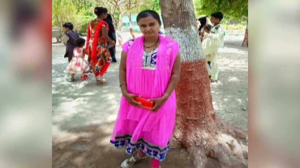 જૂનાગઢ અકસ્માત: બંધ રીક્ષાને ટ્રેકટરે મારી જોરદાર ટક્કર, પતિ સામે ગર્ભવતી પત્નીનું મોત જૂનાગઢ અકસ્માત: બંધ રીક્ષાને ટ્રેકટરે મારી જોરદાર ટક્કર, પતિ સામે ગર્ભવતી પત્નીનું મોત