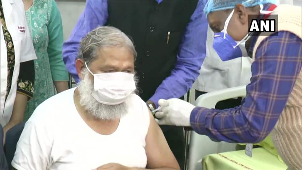 Corona Vaccine: Covaxin ની ત્રીજા તબક્કાની ટ્રાયલ શરૂ, હરિયાણાના સ્વાસ્થ્ય મંત્રીએ મૂકાવી રસી Corona Vaccine: Covaxin ની ત્રીજા તબક્કાની ટ્રાયલ શરૂ, હરિયાણાના સ્વાસ્થ્ય મંત્રીએ મૂકાવી રસી