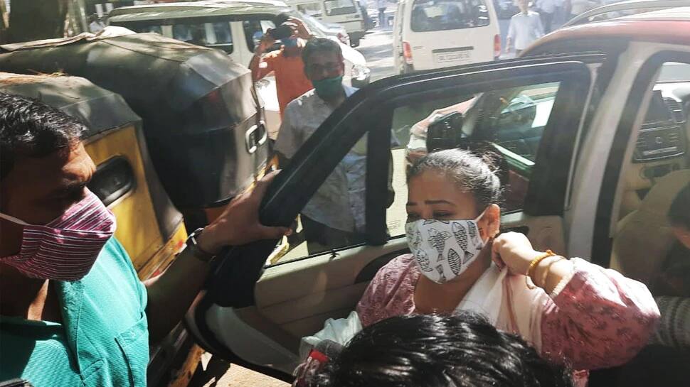 કોમેડિયન Bharti Singh અને તેમના પતિને NCB એ કસ્ટડીમાં લીધા, બંને પર લાગ્યો આ આરોપ કોમેડિયન Bharti Singh અને તેમના પતિને NCB એ કસ્ટડીમાં લીધા, બંને પર લાગ્યો આ આરોપ
