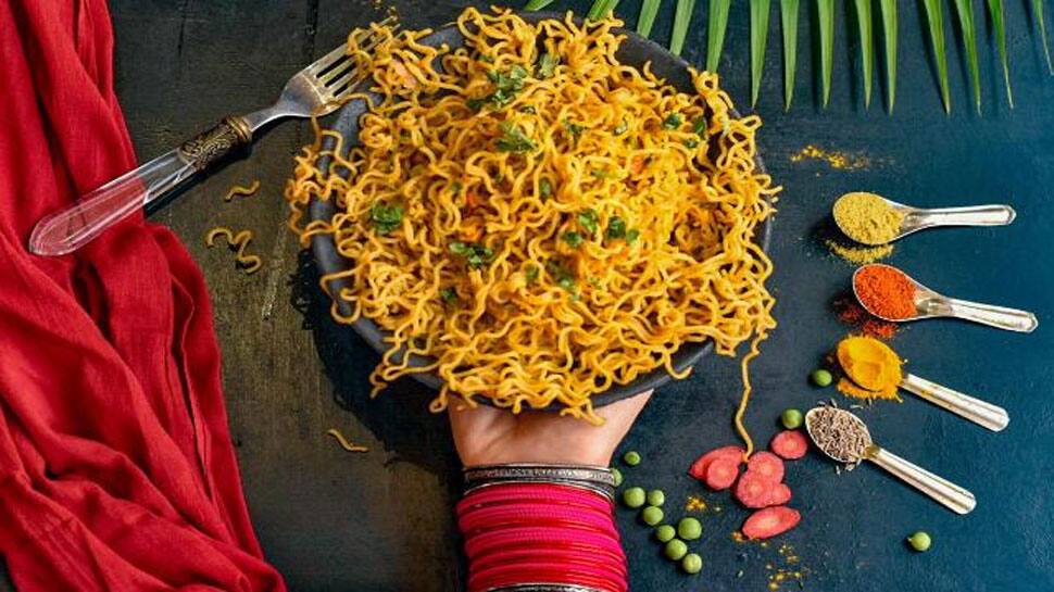ઊલટી થઈ જાય તેવી maggi બનાવતી મહિલા પર ફૂટ્યો લોકોનો ગુસ્સો ઊલટી થઈ જાય તેવી maggi બનાવતી મહિલા પર ફૂટ્યો લોકોનો ગુસ્સો