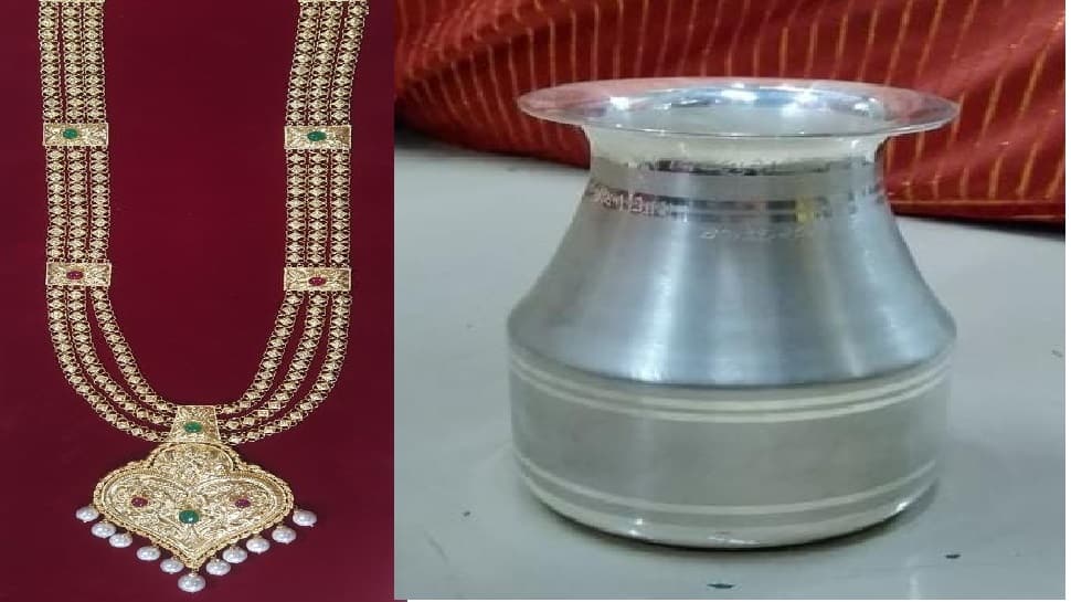 કાર્તિક પૂર્ણિમાના દિવસે દ્વારકાધીશ મંદિરમાં 108 ગ્રામ સોનાના હાર અને 400 ગ્રામ ચાંદીના લોટાનું દાન કાર્તિક પૂર્ણિમાના દિવસે દ્વારકાધીશ મંદિરમાં 108 ગ્રામ સોનાના હાર અને 400 ગ્રામ ચાંદીના લોટાનું દાન