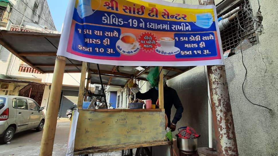 વડોદરાની અનોખી ચાની લારી 10 રૂપિયાની ચા સાથે માસ્ક ફ્રી, ગ્રાહકો કરે છે પડાપડી વડોદરાની અનોખી ચાની લારી 10 રૂપિયાની ચા સાથે માસ્ક ફ્રી, ગ્રાહકો કરે છે પડાપડી