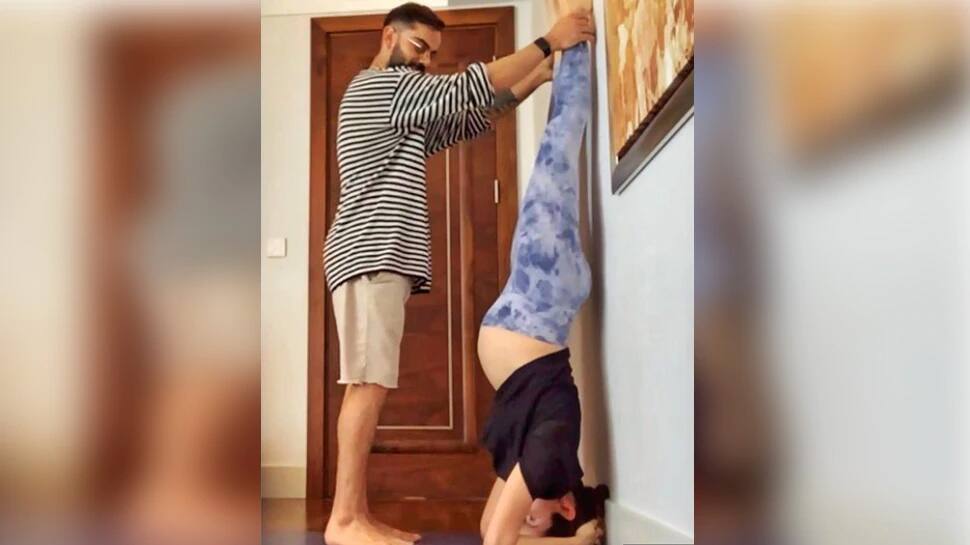 Anushka Sharma એ Pregnancy માં કર્યું શીર્ષાસન, વિરાટ કોહલીએ આ રીતે કરી મદદ Anushka Sharma એ Pregnancy માં કર્યું શીર્ષાસન, વિરાટ કોહલીએ આ રીતે કરી મદદ