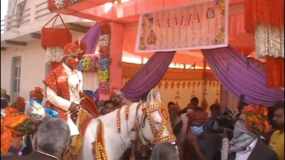 કોરોનાકાળમાં સમાજે કરી 40 દીકરીઓના લગ્નની ચિંતા, દરેકના આંગણે કરાવ્યું સમૂહ લગ્ન કોરોનાકાળમાં સમાજે કરી 40 દીકરીઓના લગ્નની ચિંતા, દરેકના આંગણે કરાવ્યું સમૂહ લગ્ન