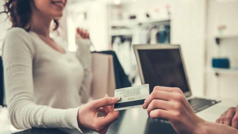 મોટો ખુલાસો! RBIના રોક છતાં Debit Card Payment પર બેંક વસૂલ કરી રહી છે સરચાર્જ મોટો ખુલાસો! RBIના રોક છતાં Debit Card Payment પર બેંક વસૂલ કરી રહી છે સરચાર્જ