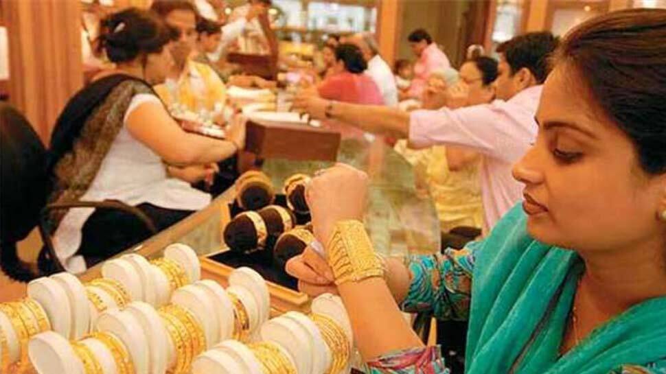 Gold Price Today, 15 December 2020: કિંમતમાં સતત ઘટાડા બાદ હવે આજે મોંઘુ થયું સોનું, જાણો 10 ગ્રામ સોનાનો ભાવ Gold Price Today, 15 December 2020: કિંમતમાં સતત ઘટાડા બાદ હવે આજે મોંઘુ થયું સોનું, જાણો 10 ગ્રામ સોનાનો ભાવ