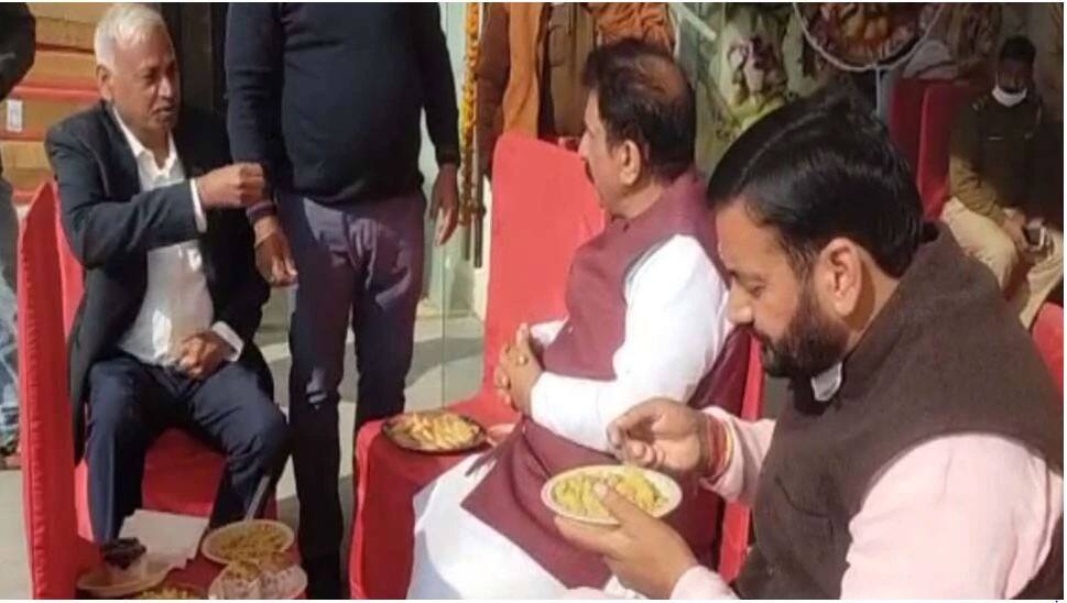 ઉપવાસ પર જતાં પહેલાં 'MP-MLA' એ કર્યું ભોજન, VIDEO VIRAL ઉપવાસ પર જતાં પહેલાં 'MP-MLA' એ કર્યું ભોજન, VIDEO VIRAL