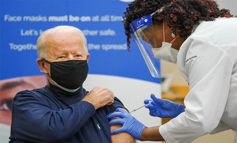 Joe Bidenએ લાઈવ ટીવી પર લીધી Corona Vaccine, લોકોને કહ્યું- "હવે ડરવાની જરૂર નથી" Joe Bidenએ લાઈવ ટીવી પર લીધી Corona Vaccine, લોકોને કહ્યું- "હવે ડરવાની જરૂર નથી"