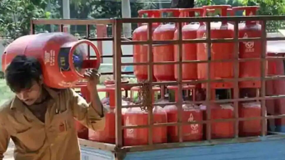 હવે દર સપ્તાહે નક્કી થશે LPG ગેસ સિલિન્ડરના ભાવ! પેટ્રોલિયમ કંપનીઓ કરી રહી છે વિચાર હવે દર સપ્તાહે નક્કી થશે LPG ગેસ સિલિન્ડરના ભાવ! પેટ્રોલિયમ કંપનીઓ કરી રહી છે વિચાર