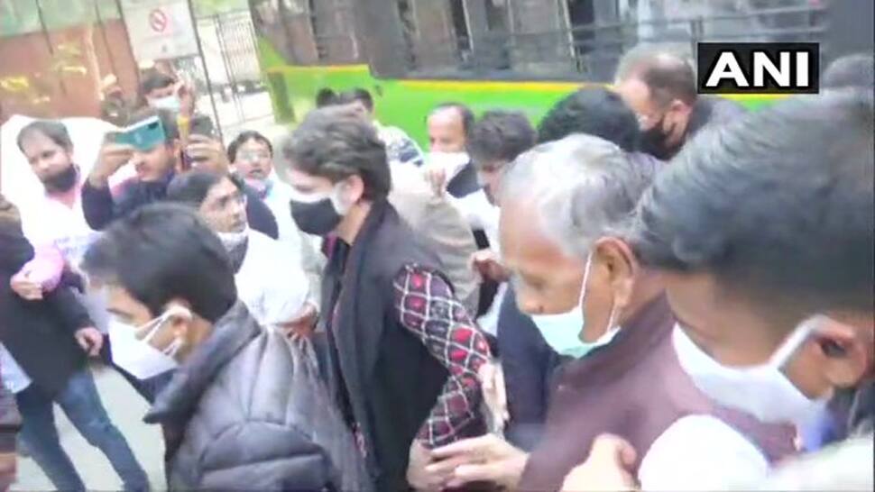 Priyanka Gandhi in Custody: પ્રિયંકા ગાંધીની અટકાયત, રાહુલ ગાંધી બોલ્યા- 'દેશમાં લોકશાહી નથી' Priyanka Gandhi in Custody: પ્રિયંકા ગાંધીની અટકાયત, રાહુલ ગાંધી બોલ્યા- 'દેશમાં લોકશાહી નથી'