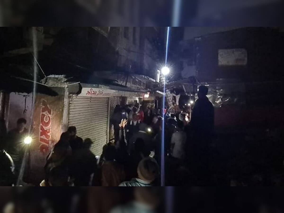 અમદાવાદ: કાલુપુરના પાંચકુવા વિસ્તારમાં 3 કાપડની દુકાનમાં ભીષણ આગ, 7 ગાડી ઘટના સ્થળે