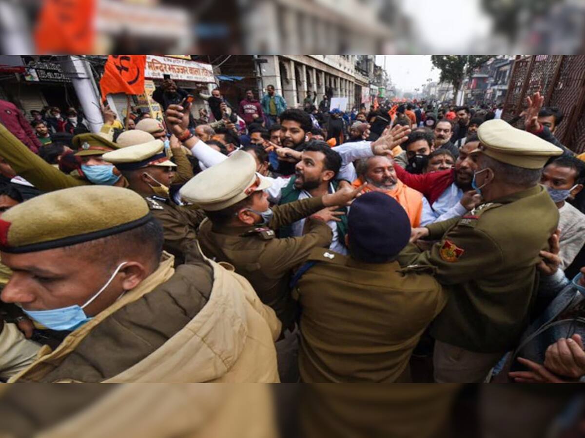 Chandni Chowkમાં મંદિર તોડવા પર ભડક્યા હિન્દુ સંગઠન, AAP સરકાર સામે કર્યું પ્રદર્શન