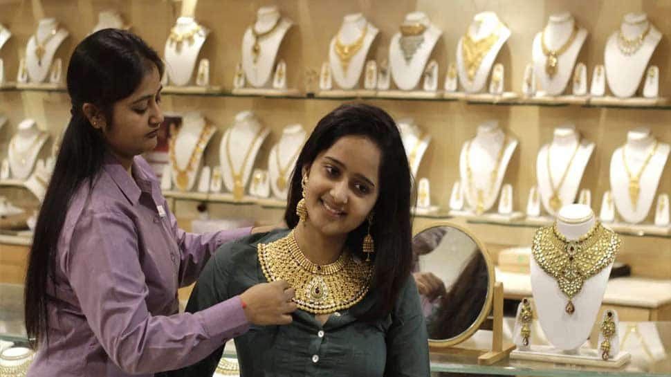 Gold Silver Latest: 8,000 રૂપિયા સસ્તુ થયું સોનું! જાણો તમારા શહેરનો ભાવ Gold Silver Latest: 8,000 રૂપિયા સસ્તુ થયું સોનું! જાણો તમારા શહેરનો ભાવ