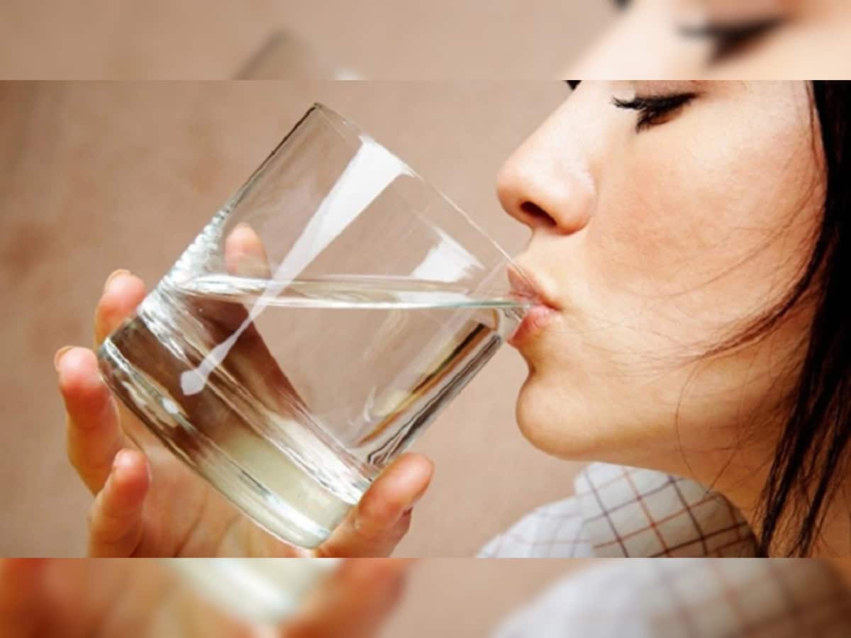 Hot Water Side Effects: શું તમે પણ શિયાળામાં ગરમ પાણી પીવો છો? જાણો તેના નુકસાન
