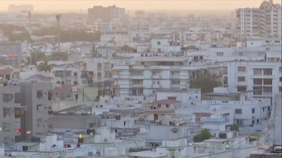 પ્રતિબંધ છતાં અગાશીમાં 3 લોકો લાઉડ સ્પીકર વગાડતા દેખાયા, અમદાવાદ પોલીસે નોંધ્યો ગુનો પ્રતિબંધ છતાં અગાશીમાં 3 લોકો લાઉડ સ્પીકર વગાડતા દેખાયા, અમદાવાદ પોલીસે નોંધ્યો ગુનો