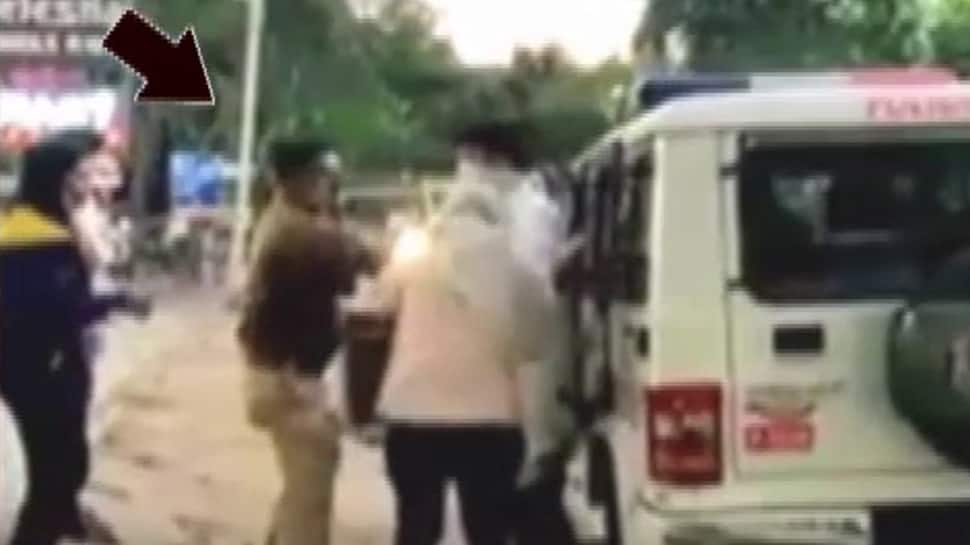 Video: માસ્કનો ટાર્ગેટ પુરો કરવા પોલીસ ભુલી ભાન, પોલીસ જવાને યુવતીને લાફા ઝીંક્યા Video: માસ્કનો ટાર્ગેટ પુરો કરવા પોલીસ ભુલી ભાન, પોલીસ જવાને યુવતીને લાફા ઝીંક્યા