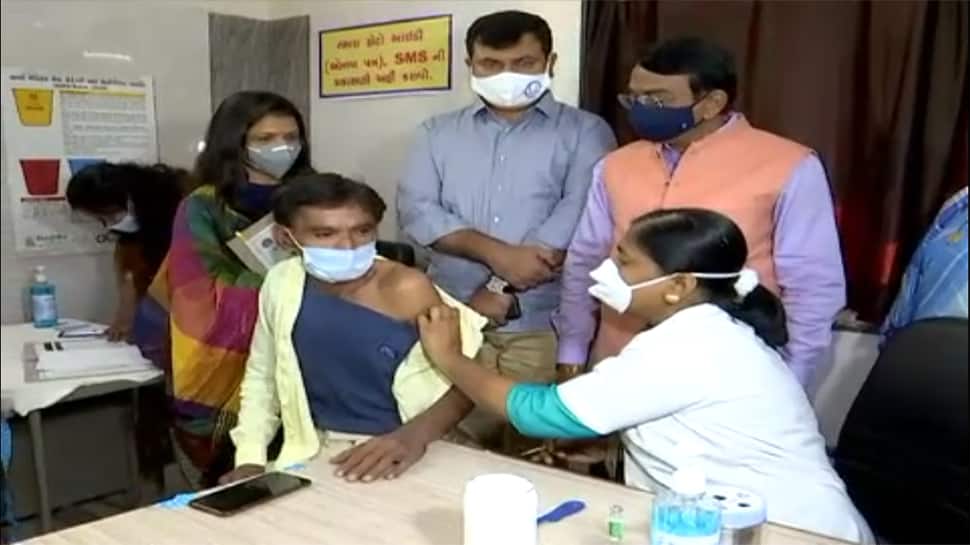 Largest Vaccine Drive : ગુજરાતમાં વેક્સીનેશનની શરૂઆત, જુઓ કોણે કોણે લીધી પહેલી વેક્સીન Largest Vaccine Drive : ગુજરાતમાં વેક્સીનેશનની શરૂઆત, જુઓ કોણે કોણે લીધી પહેલી વેક્સીન