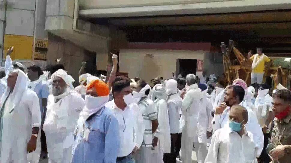 BJP MLAનો ખેડૂતોએ કર્યો વિરોધ, Health Workersને પણ વેક્સીન સેન્ટરથી ભગાડ્યા BJP MLAનો ખેડૂતોએ કર્યો વિરોધ, Health Workersને પણ વેક્સીન સેન્ટરથી ભગાડ્યા