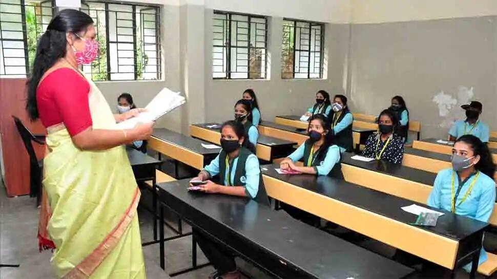 કોરોના ગાઈડલાઈન સાથે આજથી CBSE શાળા-કોલેજોમાં ઓફલાઇન શિક્ષણ કાર્ય શરૂ કોરોના ગાઈડલાઈન સાથે આજથી CBSE શાળા-કોલેજોમાં ઓફલાઇન શિક્ષણ કાર્ય શરૂ