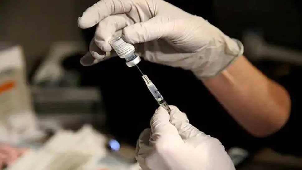 Corona Vaccine લગાવ્યાના 24 કલાક બાદ વોર્ડ બોયનું મોત, પરિવારનો આરોપ-રસી લગાવવાથી થયું મોત Corona Vaccine લગાવ્યાના 24 કલાક બાદ વોર્ડ બોયનું મોત, પરિવારનો આરોપ-રસી લગાવવાથી થયું મોત