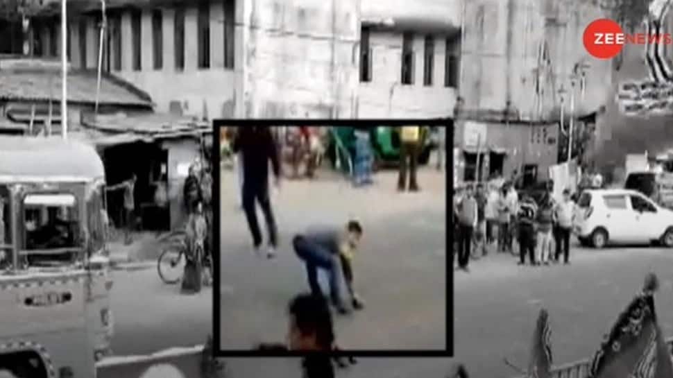 West Bengal Election: કેન્દ્રીય મંત્રીના રોડ-શોમાં BJPના કાર્યકર્તાઓ પર પથ્થરમારો West Bengal Election: કેન્દ્રીય મંત્રીના રોડ-શોમાં BJPના કાર્યકર્તાઓ પર પથ્થરમારો