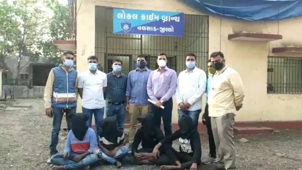 વાપીમાં 100-200 રૂપિયાની સામાન્ય રકમ માટે રીક્ષા ચાલકની હત્યાથી ચકચાર વાપીમાં 100-200 રૂપિયાની સામાન્ય રકમ માટે રીક્ષા ચાલકની હત્યાથી ચકચાર